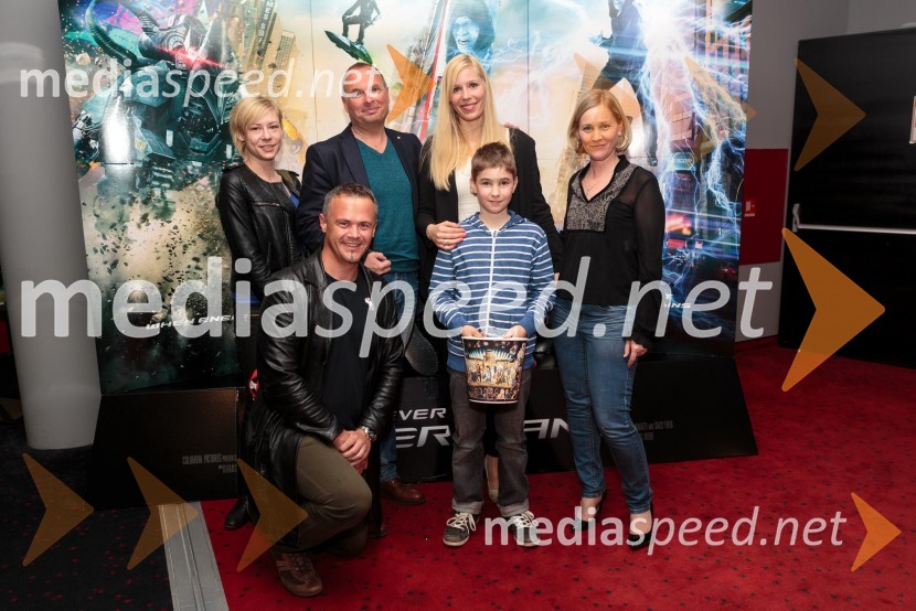  Maša Malovrh, digitalne komunikacije, Cineplexx;  ... ;  Wolfgang Kreuhsler, operation manager Cineplexx;  Jerneja Jakopič, vodja marketinga Cineplexx Slovenija;  Krištof Ovsenik;  Mateja Kodermac, vodja ključnih strank, CineplexxNeverjetni Spider-Man na Cineplexx predpremieri