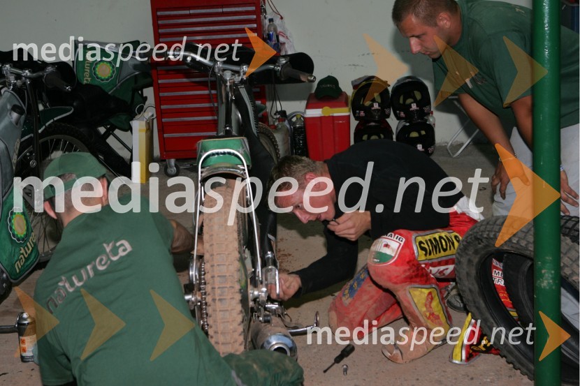 Matej Ferjan, Madžarska - Slovenija, z mehanikoma med popravilom motorjaSPEEDWAY, 8. Zlata čelada