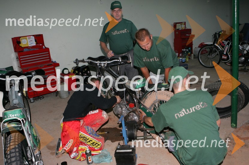 Matej Ferjan, Madžarska - Slovenija, z mehaniki med popravilom motorjaSPEEDWAY, 8. Zlata čelada