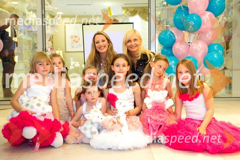  Petra Vrhovec Rozman, podjetnica, fotografinja; dr. Jerneja Jager, izvršna direktorica divizije Modiana, Mercator d.d.Otvoritev kotička Little Giraffe v blagovnici Maxi