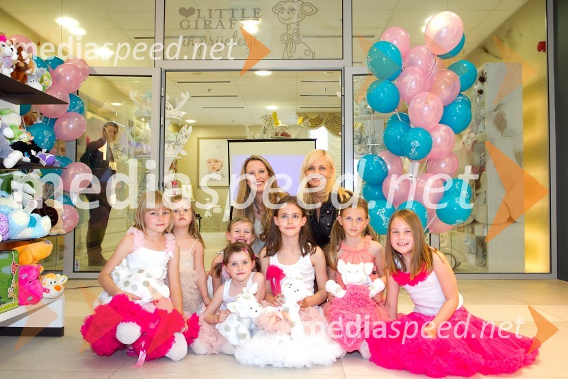  Petra Vrhovec Rozman, podjetnica, fotografinja; dr. Jerneja Jager, izvršna direktorica divizije Modiana, Mercator d.d.Otvoritev kotička Little Giraffe v blagovnici Maxi