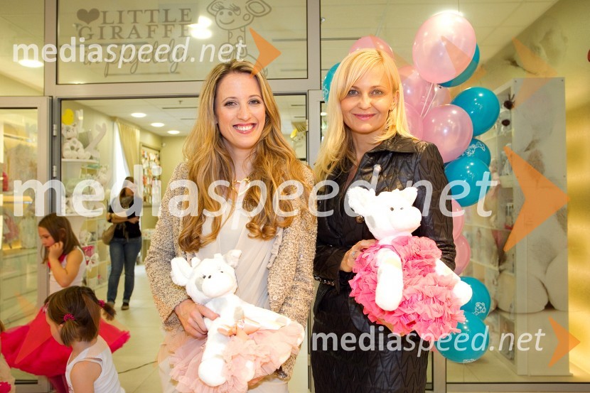  Petra Vrhovec Rozman, podjetnica, fotografinja; dr. Jerneja Jager, izvršna direktorica divizije Modiana, Mercator d.d.Otvoritev kotička Little Giraffe v blagovnici Maxi