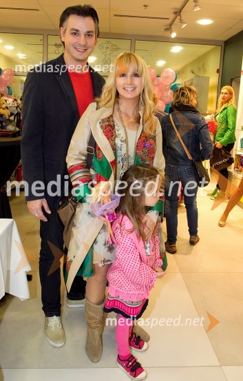  Miha Hercog;  Saša Lendero, pevka;  Aria Hercog LenderoOtvoritev kotička Little Giraffe v blagovnici Maxi