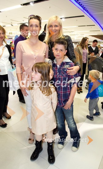  Tea Hegeduš, urednica revije Gloss;  ... ; dr. Jerneja Jager, izvršna direktorica divizije Modiana, Mercator d.d.;  ... Otvoritev kotička Little Giraffe v blagovnici Maxi