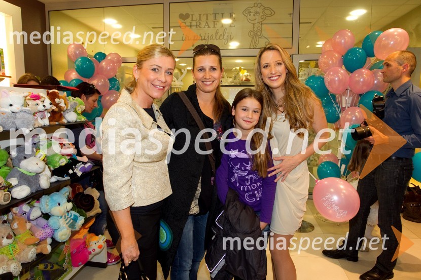  Mojca Briščik, pomočnica izvršne direktorice, Modiana;  Lara Romih, arhitektka;  Rosa Romih;  Petra Vrhovec Rozman, podjetnica, fotografinjaOtvoritev kotička Little Giraffe v blagovnici Maxi