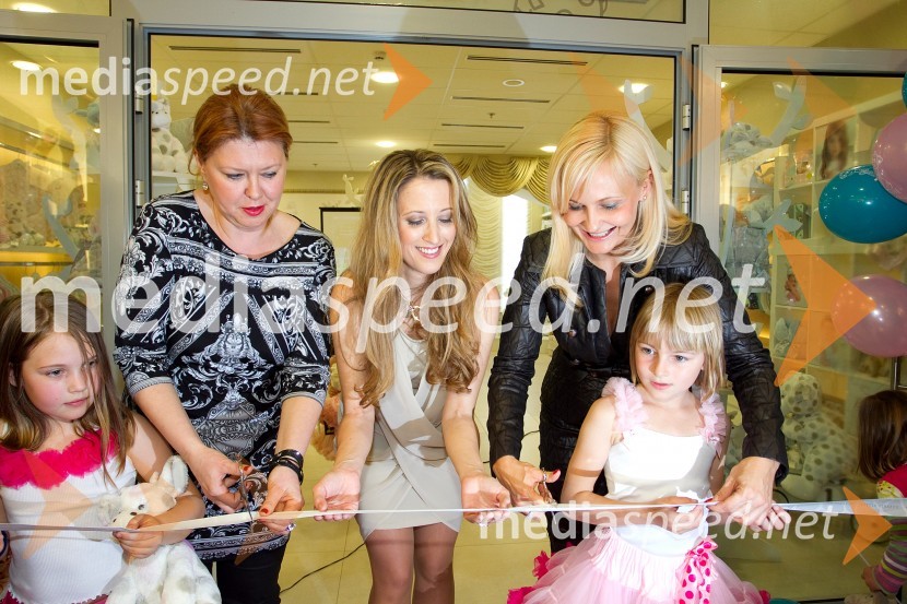  Katja Mihelič, direktorica blagovnice Maxi;  Petra Vrhovec Rozman, podjetnica, fotografinja; dr. Jerneja Jager, izvršna direktorica divizije Modiana, Mercator d.d.Otvoritev kotička Little Giraffe v blagovnici Maxi