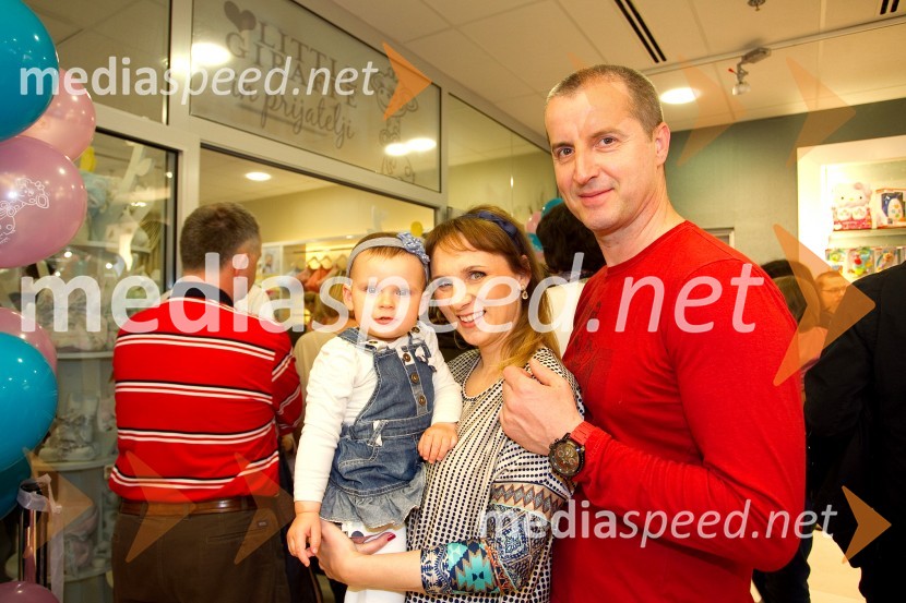 DJ Sylvain z družinoOtvoritev kotička Little Giraffe v blagovnici Maxi