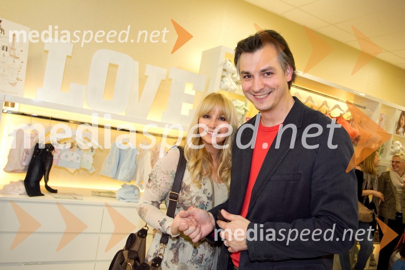  Saša Lendero, pevka;  Miha HercogOtvoritev kotička Little Giraffe v blagovnici Maxi