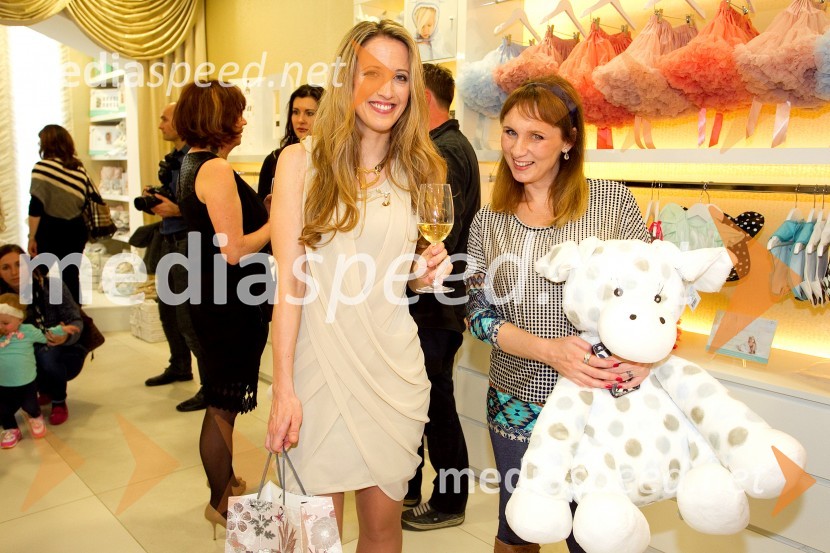  Petra Vrhovec Rozman, podjetnica, fotografinja;  Tamara Fortuna, blogerkaOtvoritev kotička Little Giraffe v blagovnici Maxi