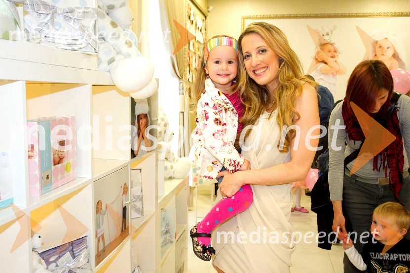  ... ;  Petra Vrhovec Rozman, podjetnica, fotografinjaOtvoritev kotička Little Giraffe v blagovnici Maxi