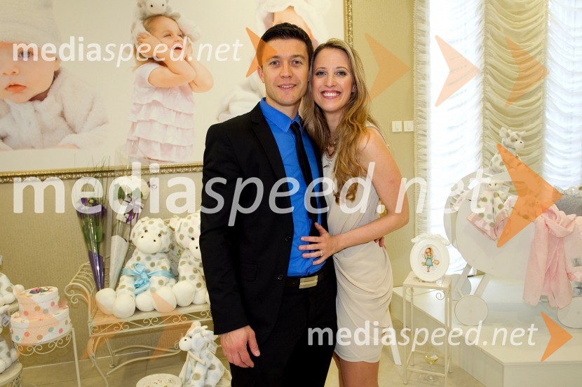  Klemen Rozman;  Petra Vrhovec Rozman, podjetnica, fotografinjaOtvoritev kotička Little Giraffe v blagovnici Maxi