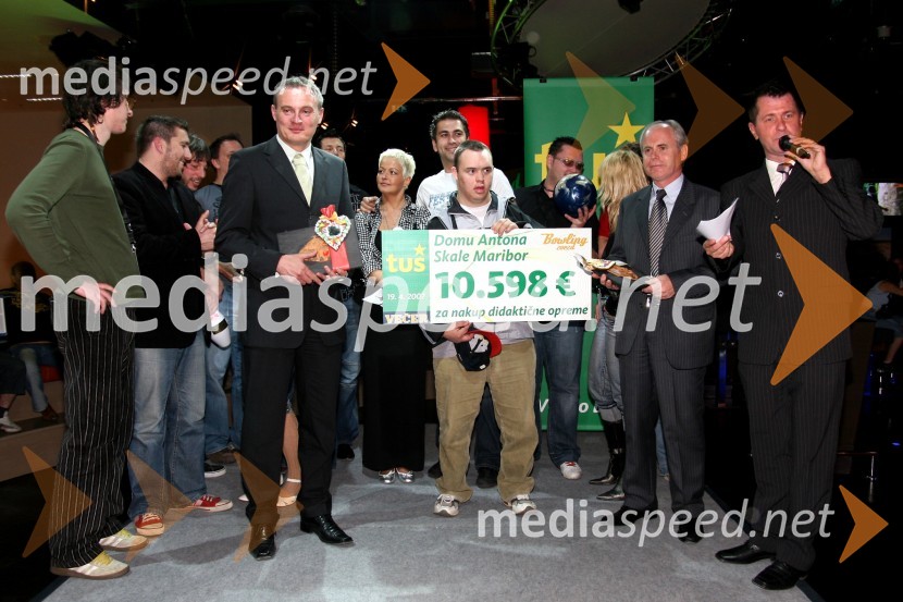Aleksander Svetelšek, generalni direktor Skupine Tuš, oskrbovanec Doma Antona Skale, Ivan Dobaj, ravnatelj Doma Antona Skale, Milan Predan - Pipi, direktor ČZP Večer in Andrej Okreša, povezovalec prireditveBowling zvezd v Planetu Tuš Maribor - finale