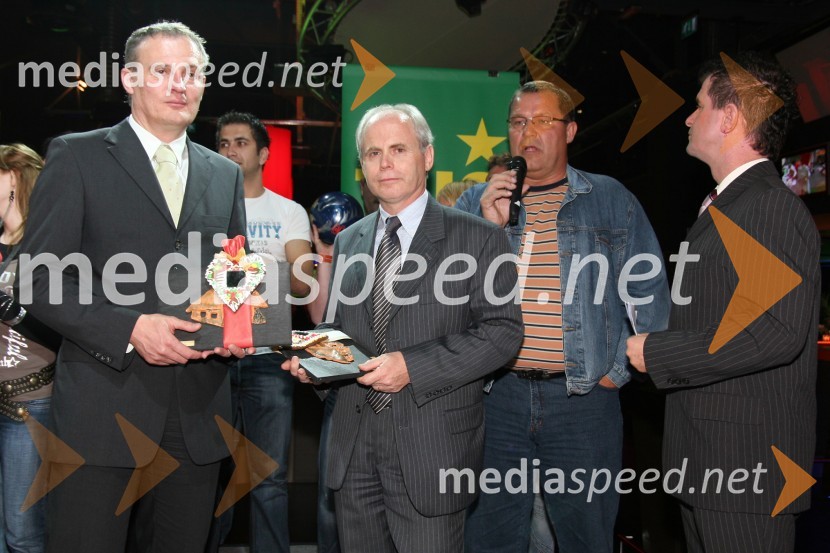 Aleksander Svetelšek, generalni direktor Skupine Tuš, Milan Predan - Pipi, direktor ČZP Večer, Ivan Dobaj, ravnatelj Doma Antona Skale in Andrej Okreša, povezovalec prireditveBowling zvezd v Planetu Tuš Maribor - finale