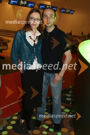 Ksenija Arzenšek, organizatorka prireditve in Gregor Zafošnik, državni reprezentant v namiznem tenisuBowling zvezd v Planetu Tuš Maribor - finale