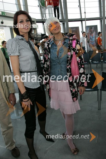 Tamara Busar, vodja marketinga pri Lisci d.d. in Barbra Drnač, plesna novinarka in urednica oddaje Parada plesaModna revija Lisca v ljubljanskem Emporiumu