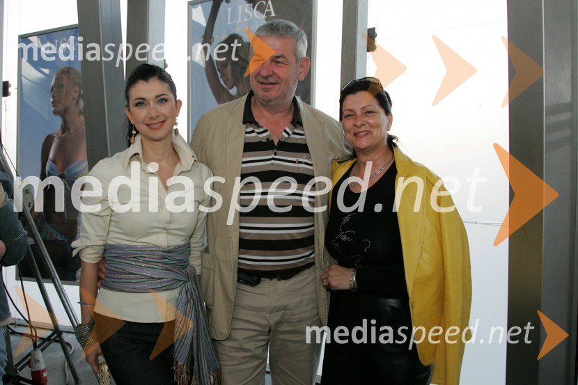 Jerca Legan, direktorica podjetja Status, Marjan Pavlin, TV Pika in Dragica Legan, mama Jerce LeganModna revija Lisca v ljubljanskem Emporiumu