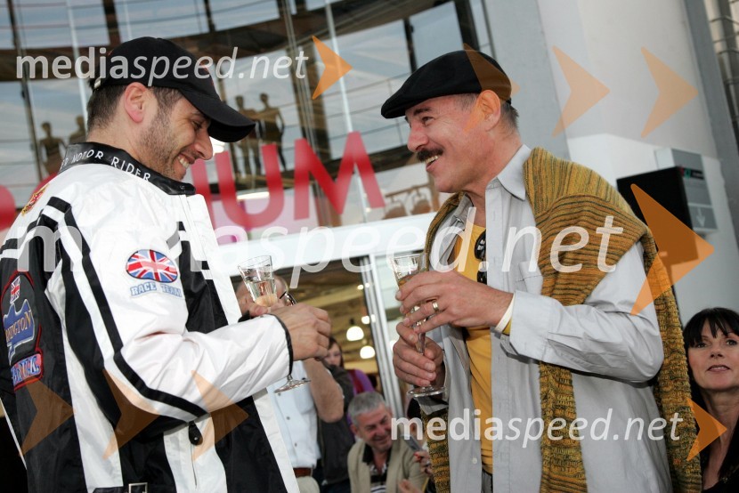 Joe Rain, lastnik modne agencije Bronz in Rok Lasan, nekdanji manekenModna revija Lisca v ljubljanskem Emporiumu