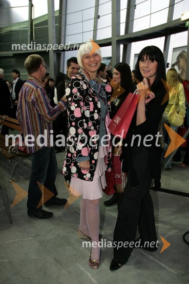 Barbra Drnač, plesna novinarka in urednica oddaje Parada plesa in Slavka Pajk, stilistkaModna revija Lisca v ljubljanskem Emporiumu