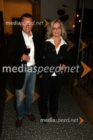 Janja Viher, mestna svetnica s spremljevalcemKoncert Jana Plestenjaka ob prvi obletnici Bowling centra Strike