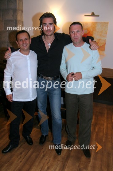 Kosta Turner, solastnik Bowling centra Strike, Jan Plestenjak, pevec in Ivan Vinko, solastnik Bowling centra StrikeKoncert Jana Plestenjaka ob prvi obletnici Bowling centra Strike