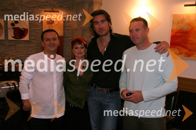 Kosta Turner, solastnik Bowling centra Strike, Dina Košir, vodja marketinga v Bowling centru Strike, Jan Plestenjak, pevec in Ivan Vinko, solastnik Bowling centra StrikeKoncert Jana Plestenjaka ob prvi obletnici Bowling centra Strike