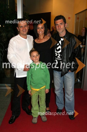 Kosta Turner, solastnik Bowling centra Strike in njegov sin Miha, Marinko Galič, nogometaš in njegova žena SaraKoncert Jana Plestenjaka ob prvi obletnici Bowling centra Strike
