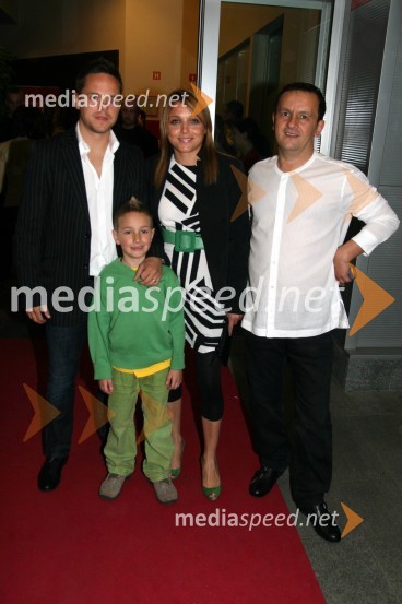 Ermin Rakovič, nogometaš s spremljevalko in Kosta Turner, solastnik Bowling centra Strike s sinom MihoKoncert Jana Plestenjaka ob prvi obletnici Bowling centra Strike