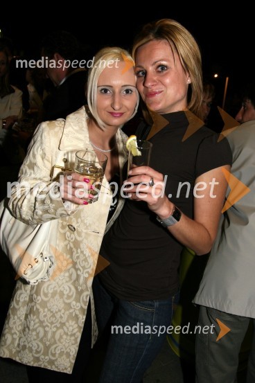 Simona Gljuk Peče, žena Saša Pečeta, poslanca SNS in Jasmina Zagorac, žena Boštjana Zagoraca, poslanca SNSKoncert Jana Plestenjaka ob prvi obletnici Bowling centra Strike