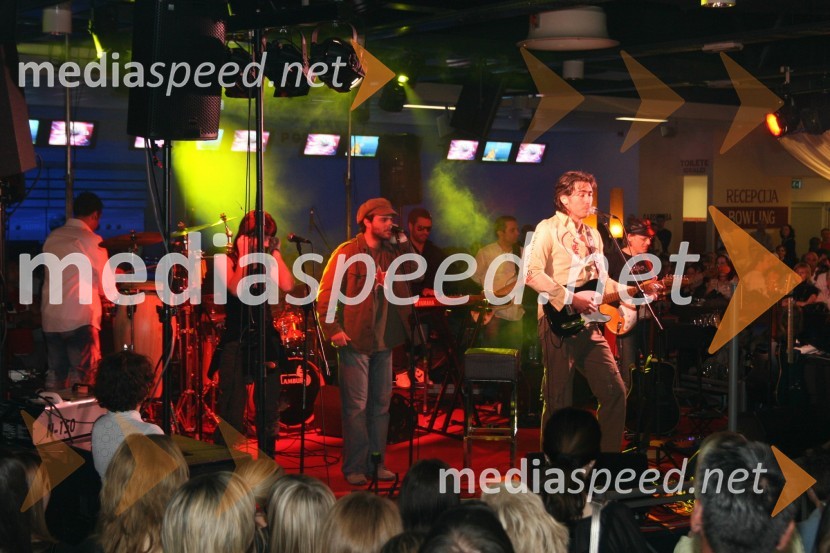 Jan Plestenjak, pevec s spremljevalno skupinoKoncert Jana Plestenjaka ob prvi obletnici Bowling centra Strike