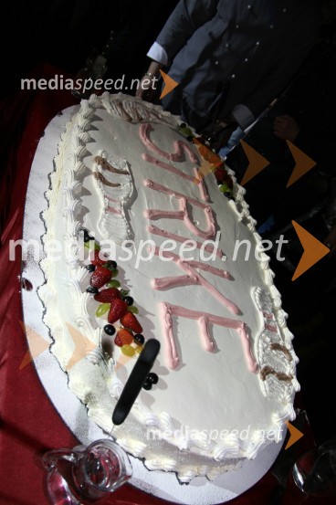 Torta velikankaKoncert Jana Plestenjaka ob prvi obletnici Bowling centra Strike