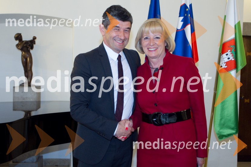  Aleksander Batič, izvršni direktor NKBM za področje poslovne mreže;  Jadranka  Dakić, predsednica Sveta Festival Ljubljana62. Festival Ljubljana 2014, novinarska konferenca