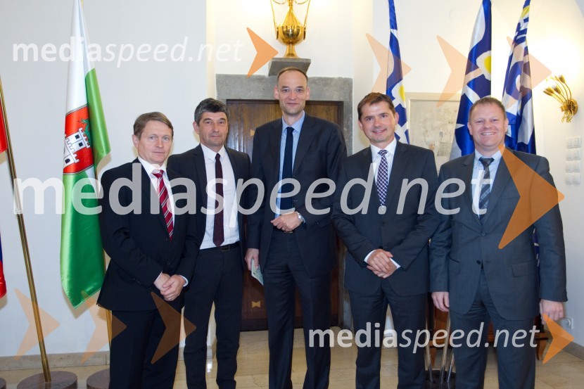  Andrej Kavšek, predsednik uprave Zavarovalnice Tilia, d. d.;  Aleksander Batič, izvršni direktor NKBM za področje poslovne mreže;  Aleksander Salkič, vodja službe za odnose z javnostmi Petrol; mag. Simon Furlan, Telekom Slovenije;  Tomaž Krajnčič, Hypo62. Festival Ljubljana 2014, novinarska konferenca