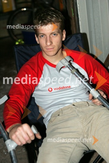 Aleš Kraljič, AMTK Ljubljana je utrpel padec, k sreči le z udarcem v stopalo.SPEEDWAY, 8. Zlata čelada