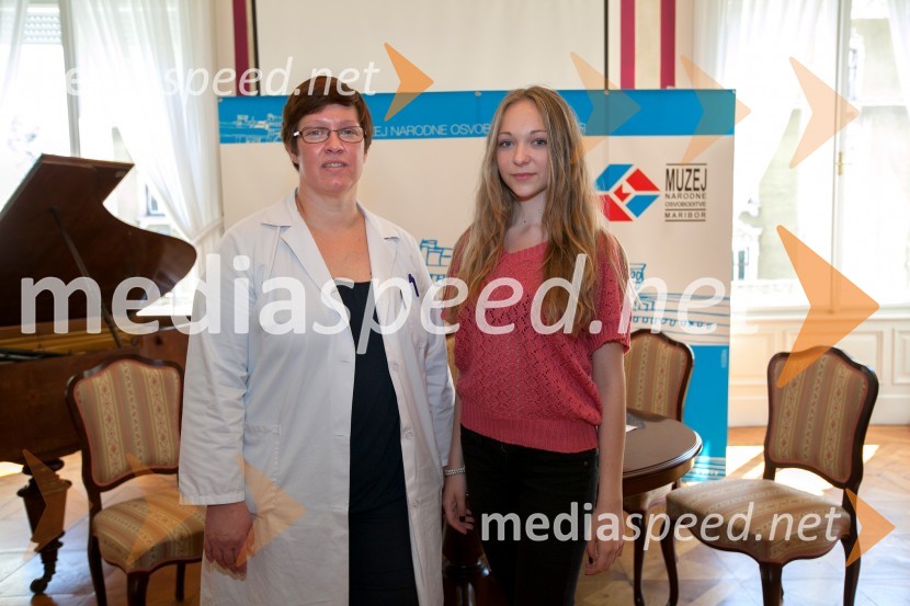 dr. Aleksandra  Berberih Slana, direktorica Muzeja narodne osvoboditve Maribor;  Ališa Kasjak Gutman, učenka OŠ Prežihovega Voranca – nova direktorica Muzeja narodne osvoboditve MariborPrevzeli smo muzej, novinarska konferenca