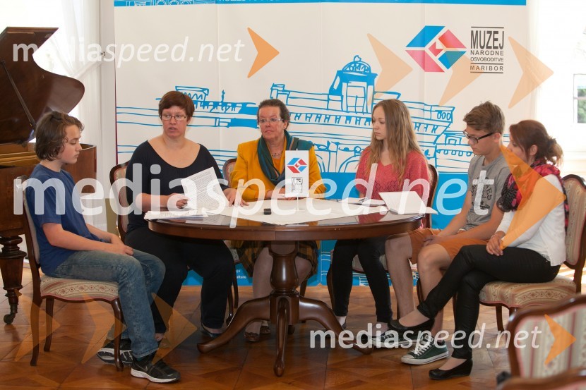  Jaka Korošak, učenec OŠ Prežihovega Voranca – novi predstavnik za stike z mediji ; dr. Aleksandra  Berberih Slana, direktorica Muzeja narodne osvoboditve Maribor;  Janja Bukovec, ravnateljica OŠ Prežihovega Voranca Maribor;  Ališa Kasjak Gutman, učenka OŠ Prežihovega Voranca – nova direktorica Muzeja narodne osvoboditve Maribor;  Anže Feguš, učenec OŠ Prežihovega Voranca – novi kustos;  Natalija Carmona, učiteljica zgodovine in mentorica na OŠ Prežihovega Voranca MariborPrevzeli smo muzej, novinarska konferenca