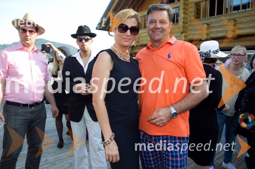  Katja Lipovšek, asistentka direktorja in vodja kadrovske službe Europlakat;  Aleksander Lipovšek, generalni direktor Manner za JV EvropoLady piknik pod klobuki 2014