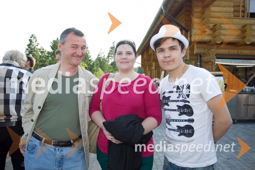  Jernej Vene, glasbeni urednik;  Teja Pelko, novinarka;  Martin LeskovarLady piknik pod klobuki 2014