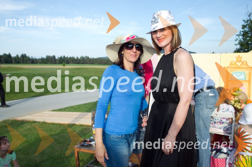  Alenka Bikar, poslanka PS;  Maja Štamol Droljc, modna oblikovalkaLady piknik pod klobuki 2014