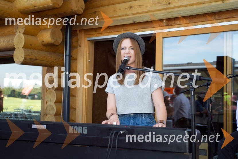  Nina Pušlar, pevkaLady piknik pod klobuki 2014