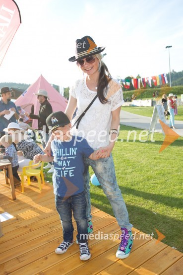  Lin Vipotnik Mavrič;  Nina Vipotnik, vodja marketinga, Emporium Lady piknik pod klobuki 2014