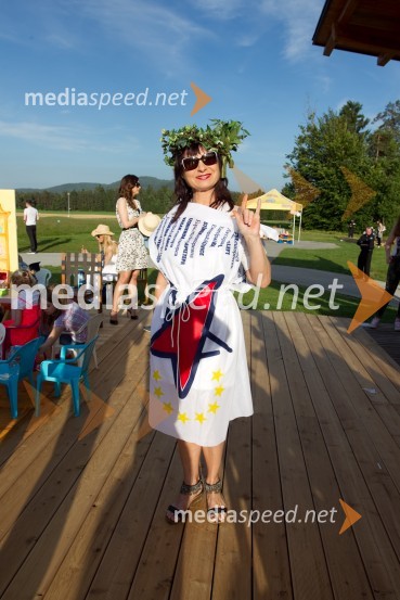  Violeta Tomić, igralkaLady piknik pod klobuki 2014