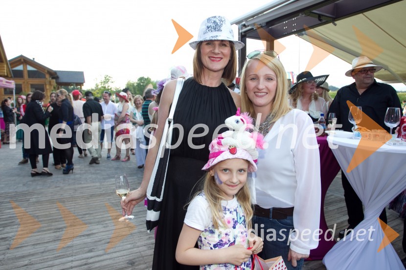  Maja Štamol Droljc, modna oblikovalka;  Klara Drofenik;  Urša  Drofenik, modna oblikovalkaLady piknik pod klobuki 2014