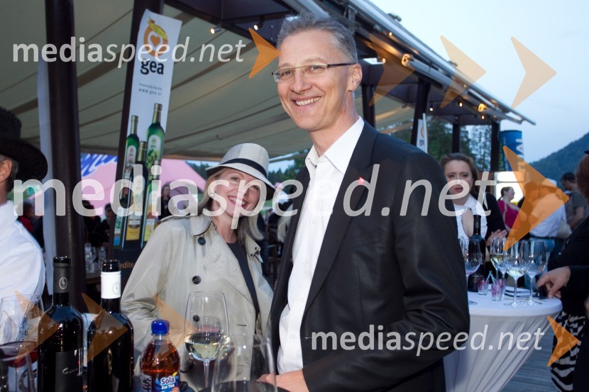 doc. dr. Marta Macedoni-Lukšič, Inštitut za avtizem in sorodne motnje; dr. Igor Lukšič, predsednik SDLady piknik pod klobuki 2014