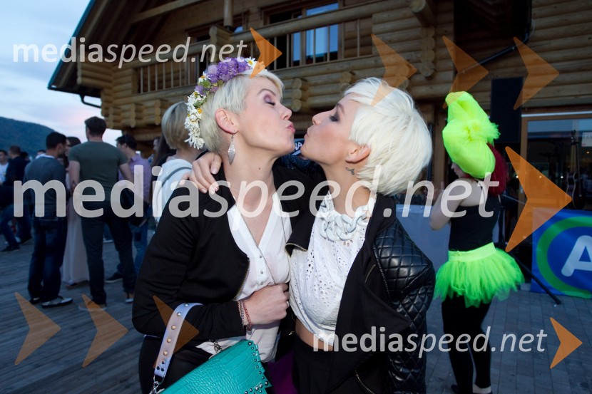 Eva Cimbola, radio Aktual;  Alja Omladič - Alya, pevkaLady piknik pod klobuki 2014