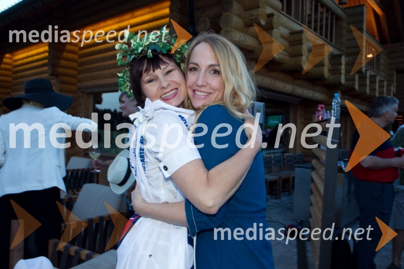  Violeta Tomić, igralka;  Eva  Hren, pevkaLady piknik pod klobuki 2014
