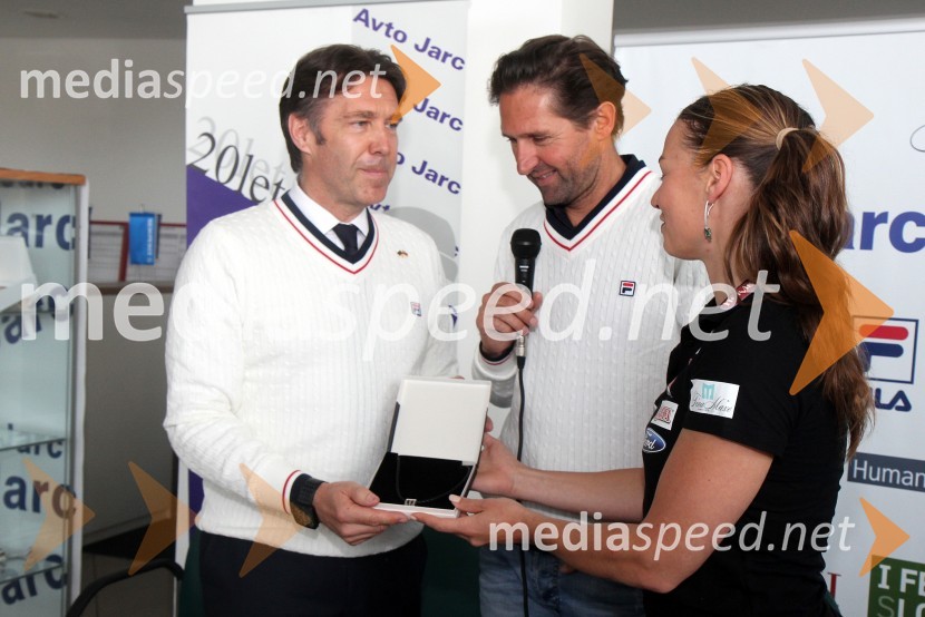  Damijan Terpin, odvetnik Tine Maze;  Andrea Massi, trener;  Tina Maze, smučarkaTina Maze, novinarska konferenca in predstavitev nove ekipe Team to aMaze