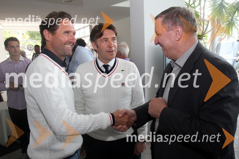  Andrea Massi, trener;  Damijan Terpin, odvetnik Tine Maze;  Jožef Jerovšek, poslanec SDSTina Maze, novinarska konferenca in predstavitev nove ekipe Team to aMaze