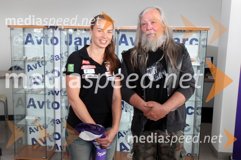  Tina Maze, smučarka;  Aleš Leko Gulič, nekdanji direktor Urada za verske skupnostiTina Maze, novinarska konferenca in predstavitev nove ekipe Team to aMaze