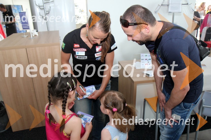  Tina Maze, smučarka;  Štefko Bratkovič, moderator, Radio CenterTina Maze, novinarska konferenca in predstavitev nove ekipe Team to aMaze