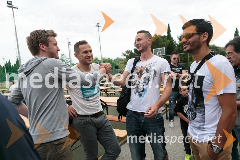  Denis Avdić, voditelj;  Jure Košir, nekdanji smučar;  Tim Matavž, nogometaš;  Aleksandar Radosavljević, nogometašMatej Mavrič Rožič, poslovilna tekma